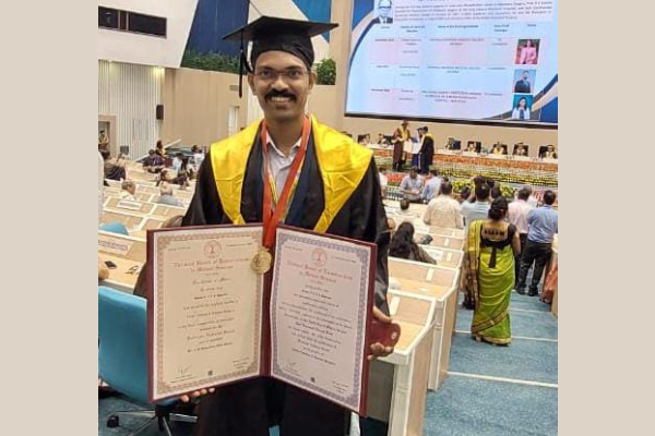 Dr.Sanka VVAK Paparao, DrNB Cardiothoracic Surgery [2017 batch] received Dr.C.S.Sadasivan Gold Medal from Dr.Abhijat Sheth, President of NBEMS.